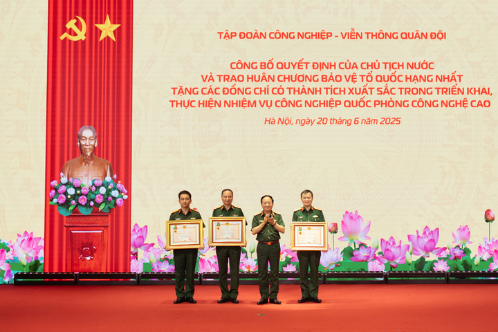 ការប្រគល់មេដាយការពារមាតុភូមិថ្នាក់ទី១ ដល់ថ្នាក់ដឹកនាំ និងមន្ត្រីសំខាន់ៗចំនួន ៣ នៃឧស្សាហកម្មយោធា - ក្រុមទូរគមនាគមន៍។ (រូបថត៖ Viettel)
