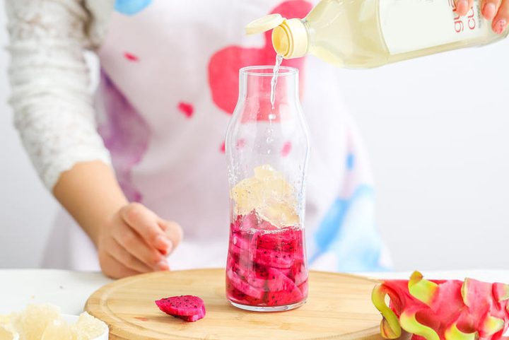 Cách làm giấm thanh long đỏ đánh bay táo bón, làm đẹp da Sử dụng giấm gạo và đường phèn để ngâm thanh long. (Ảnh: Xiachufang)