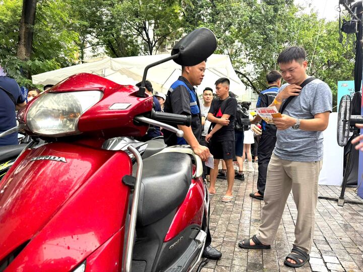 Anh Ngô Xuân Thắng (Cầu Giấy) mang xe xăng đến đổi chiếc xe máy điện thứ 3 cho gia đình.