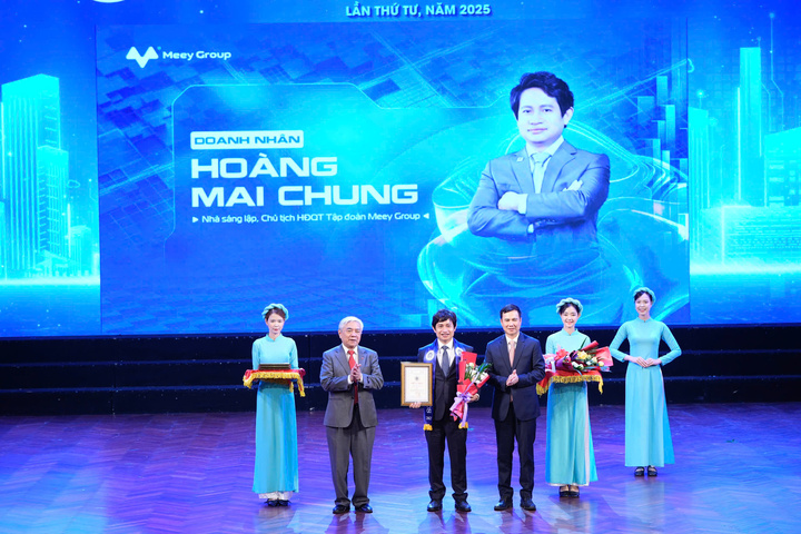 Ông Hoàng Mai Chung – Chủ tịch HĐQT tập đoàn Meey Group - nhận giải thưởng Nhà lãnh đạo/doanh nhân tiên phong đổi mới, sáng tạo và chuyển đổi số trong kỷ nguyên vươn mình của đất nước.