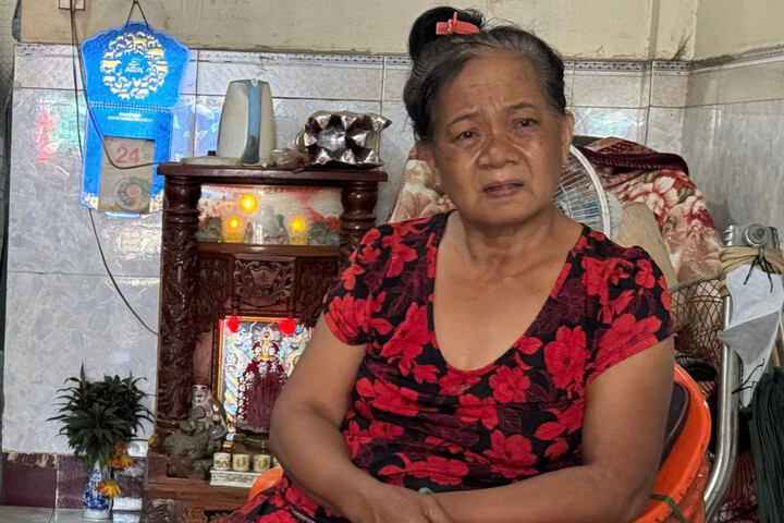 Bà H. kể lại diễn biến sự việc khi phát hiện bộ xương bên trong bồn chứa nước. (Ảnh: A.X)