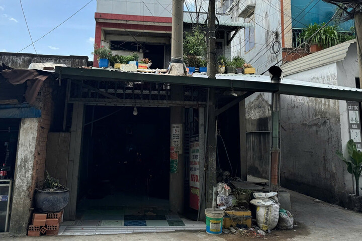 Bồn chứa nước trên mái nhà có bộ xương người bên trong. (Ảnh: A.X)