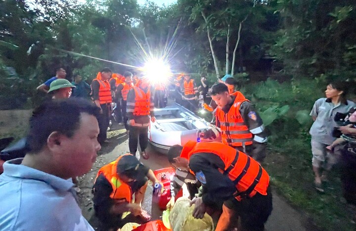 Tại huyện Bắc Sơn, mưa lớn cũng gây ngập lụt nghiêm trọng, làm thiệt hại nặng nề về tài sản và hoa màu của người dân. Tối 22/6, Công an tỉnh Lạng Sơn huy động 30 cán bộ chiến sĩ, 3 xe ô tô chuyên dụng cùng 2 xuồng máy; lực lượng cảnh sát phòng cháy, chữa cháy và cứu nạn, cứu hộ cũng điều động 20 cán bộ chiến sĩ và 2 xuồng máy tham gia giải cứu người dân thoát khỏi vùng lũ nguy hiểm. (Ảnh: Công an Lạng Sơn)