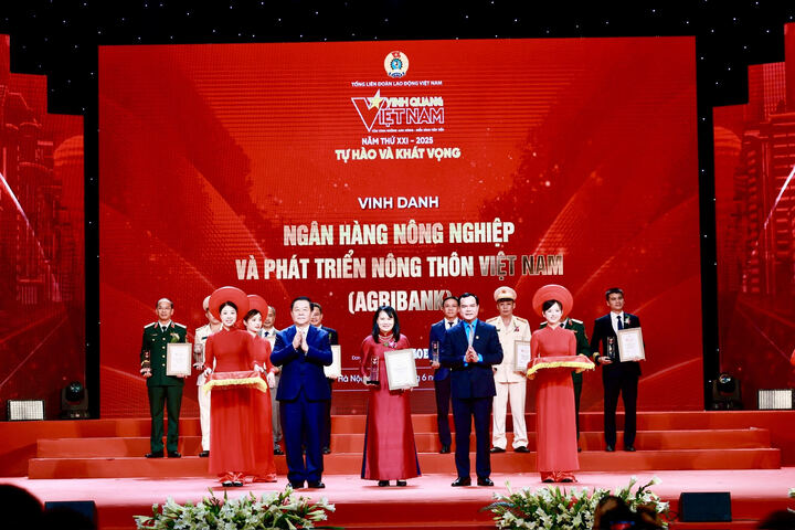 Phó Tổng Giám đốc Phùng Thị Bình đại diện Agribank nhận vinh danh tại chương trình.