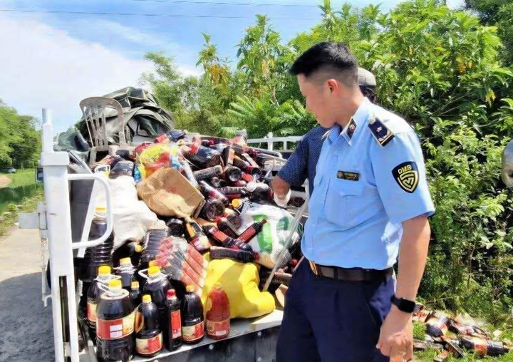 Lực lượng chức năng thu gom nước mắm bị vứt bỏ.