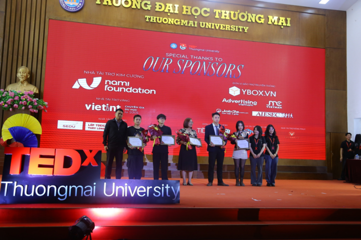 La Fundación Nami acompaña el programa TEDx Thuong Mai University organizado por la Universidad de Comercio.