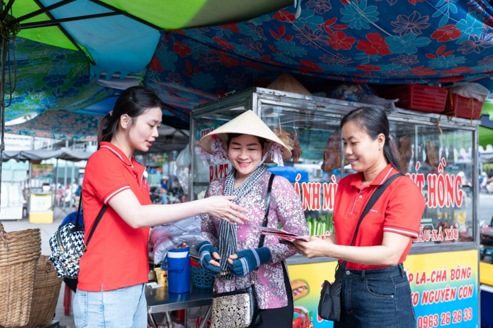 Nhân viên Viettel tư vấn những gói cước cực ưu đãi cho người dân.