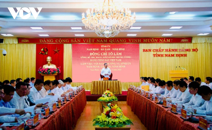 Toàn cảnh buổi làm việc.
