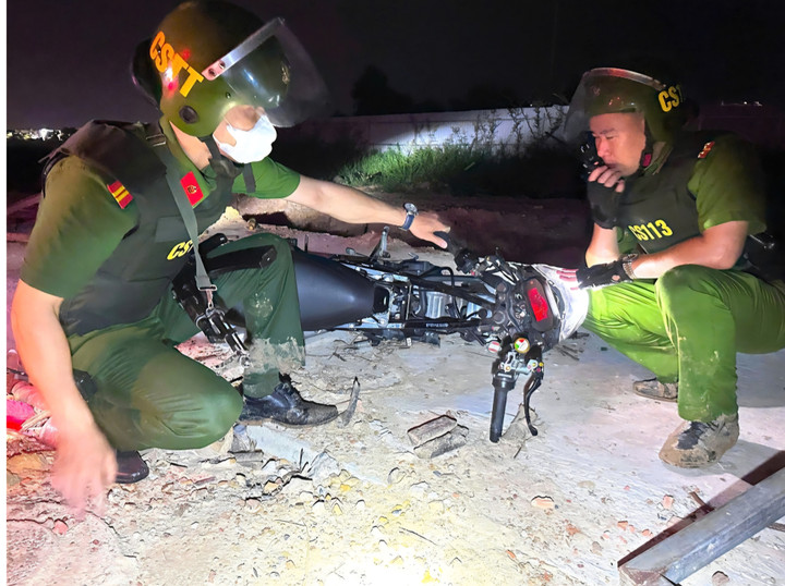 Cảnh sát đã bắn gần 10 phát súng chỉ thiên để trấn áp nhóm đối tượng gây rối. (Ảnh: CA)