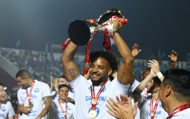 Xuân Son nhận cúp vô địch V.League cùng Nam Định.