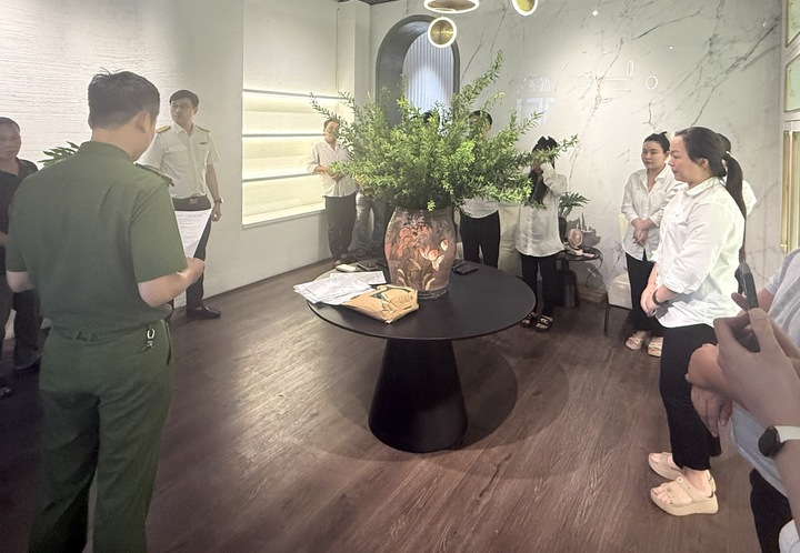 Cơ quan công an đọc các quyết định, lệnh đối với vợ chồng Vũ Nam Phương.