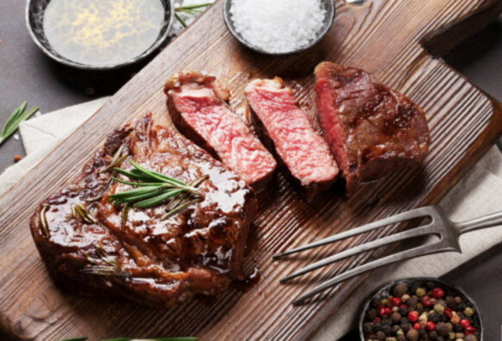 Thịt đỏ bao gồm thịt lợn, thịt bò, thịt cừu (Ảnh: Shutterstock)