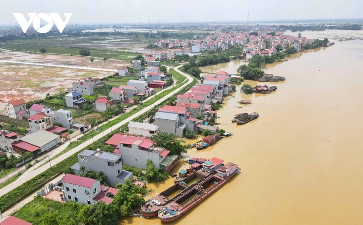 Những ngày vừa qua, trên địa bàn tỉnh Bắc Giang xuất hiện mưa lớn cộng với lũ từ thượng nguồn đổ về khiến mực nước trên sông Cầu dâng cao tràn vào một số xã của huyện Hiệp Hòa như: Hợp Thịnh, Xuân Cẩm, Mai Đình..., gây ảnh hưởng đến đời sống sản xuất của người dân.