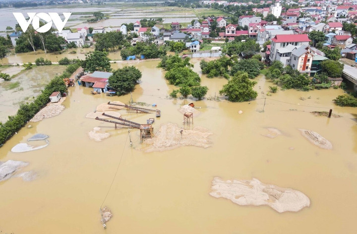 Nằm ngay dưới chân cầu Vát, nhiều bến bãi, vật liệu xây dựng cát, sỏi, than cũng bị ngập nặng gây thiệt hại lớn.