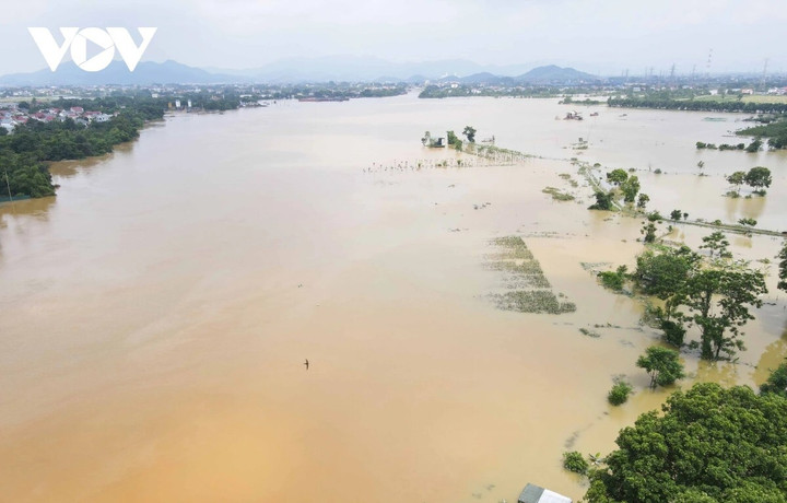Theo Trung tâm Dự báo khí tượng thuỷ văn quốc gia, sáng 23/6, lũ hạ lưu sông Cầu (Bắc Ninh), sông Thương (Bắc Giang) đang lên cao. Cơ quan khí tượng cảnh báo, trong chiều và tối nay (24/6), lũ hạ lưu sông Cầu, sông Thương tiếp tục lên và ở mức BĐ1-BĐ2, sau đó xuống dần. Nguy cơ cao xảy ra ngập lụt tại các vùng trũng thấp ven sông Cầu, sông Thương của các tỉnh Bắc Ninh, Bắc Giang.