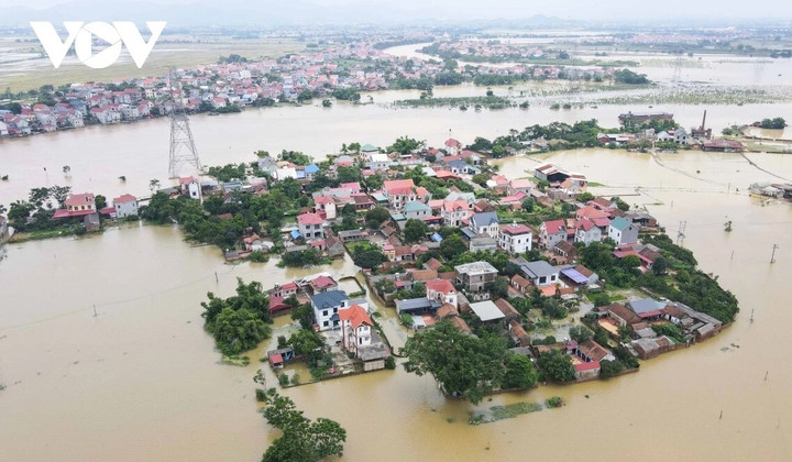 Theo ghi nhận của phóng viên Báo Điện tử Tiếng nói Việt Nam, ngày 24/6, tại khu vực gần trung tâm văn hóa thôn Xuân Giang, xã Mai Trung, huyện Hiệp Hòa (Bắc Giang) có nhiều hộ dân sinh sống trong khu vực bị ảnh hưởng lớn do mực nước sông Cầu dâng cao.