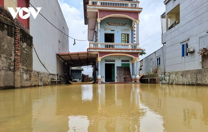 Ông Trương Văn Lạc ở thôn Ninh Tào, xã Hợp Thịnh, huyện Hiệp Hòa, tỉnh Bắc Giang cho biết, thời gian vừa qua xuất hiện tình trạng mưa lớn tại Bắc Giang khiến mực nước sông Cầu dâng cao làm cho ngôi nhà của gia đình bị ngập nhẹ.