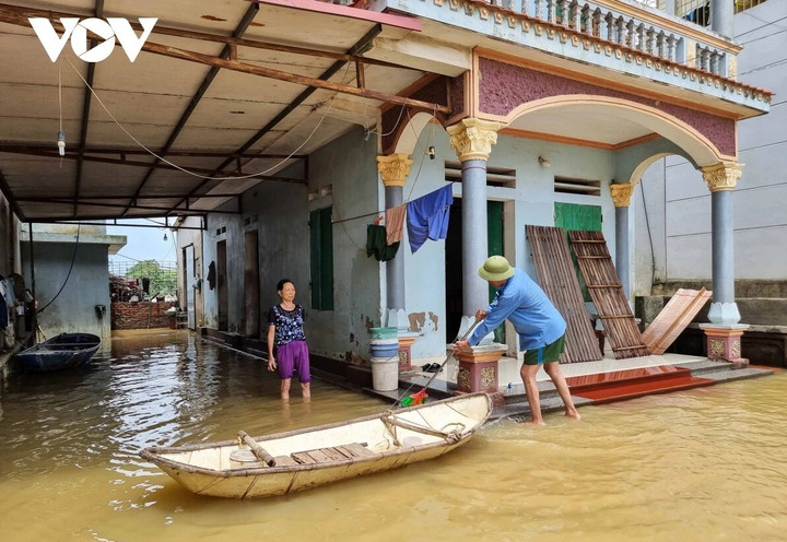 “Do đã quen với cuộc sống nơi sông nước mỗi khi mực nước dâng cao, nên khi thấy biểu hiện lạ của dòng sông là tôi cùng gia đình nhanh chóng di chuyển đồ đạc vật dụng lên chỗ cao để tránh hư hỏng, thiệt hại không đáng có xảy ra”, ông Lạc tay vừa quét dọn vừa chia sẻ.