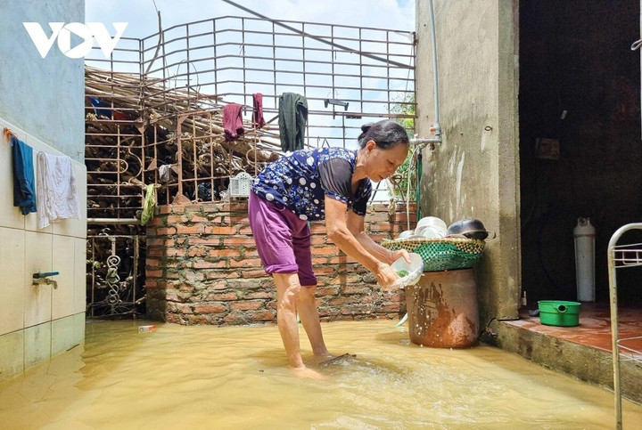 Bà Đỗ Thị Bính ở thôn Ninh Tào, xã Hợp Thịnh, huyện Hiệp Hòa cho biết: "Mực nước sông dâng cao khiến điều kiện sinh hoạt trong gia đình gặp nhiều đảo lộn do thiếu nước máy sinh hoạt. Chỉ mong nước sông Cầu sớm rút để cuộc sống của người dân chúng tôi sớm ổn định lại bình thường".