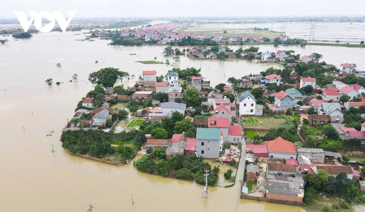 Mực nước sông Cầu dâng cao khiến người dân xã Mai Trung, huyện Hiệp Hòa bị cô lập trong biển nước do nằm ở vị trí có lưu vực dòng sông di chuyển mạnh.