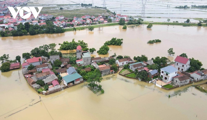 Nhiều ngôi nhà bị ngập sâu trong nước.