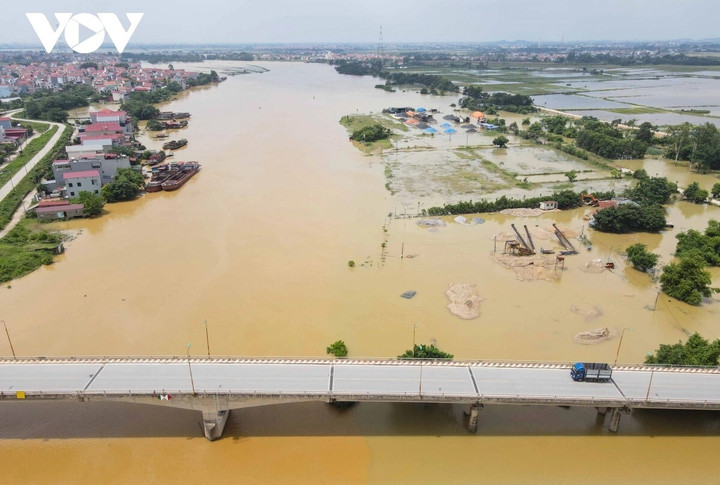 Tại khu vực cầu Vát xã Hợp Thịnh (Hiệp Hòa, Bắc Giang) mức nước dâng cao ở mức đáng báo động.