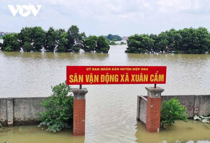 Sân vận động xã Xuân Cẩm (Hiệp Hòa, Bắc Giang) bị chìm sâu.