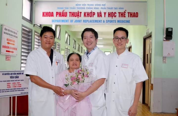 Lần đầu tại miền Trung: Thay khớp háng và xương đùi cứu chân bệnh nhân 71 tuổi