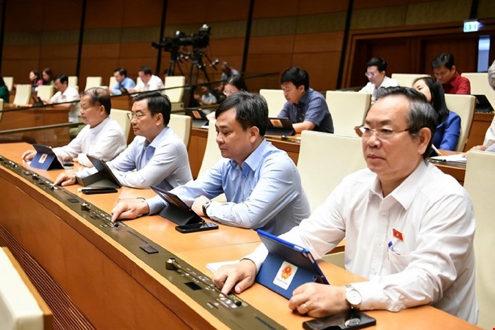 Các đại biểu biểu quyết thông qua Luật Cán bộ, công chức sửa đổi. (Ảnh: Media Quốc hội).
