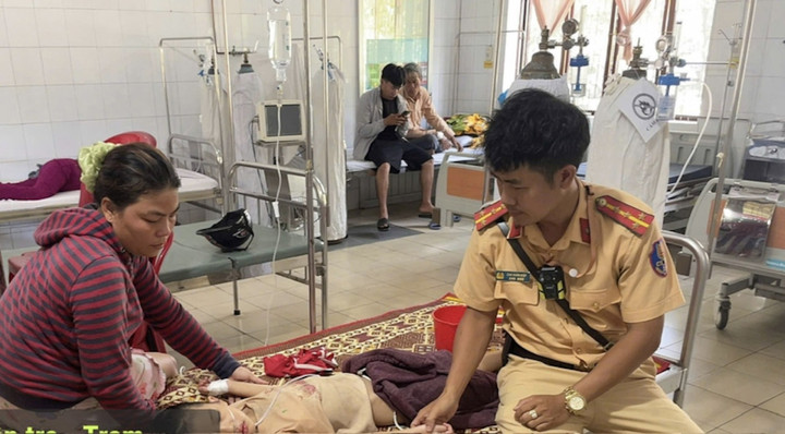 Nhờ sự hỗ trợ của CSGT, cháu A. được đưa đến bệnh viện kịp thời nên bước đầu qua cơn nguy kịch.