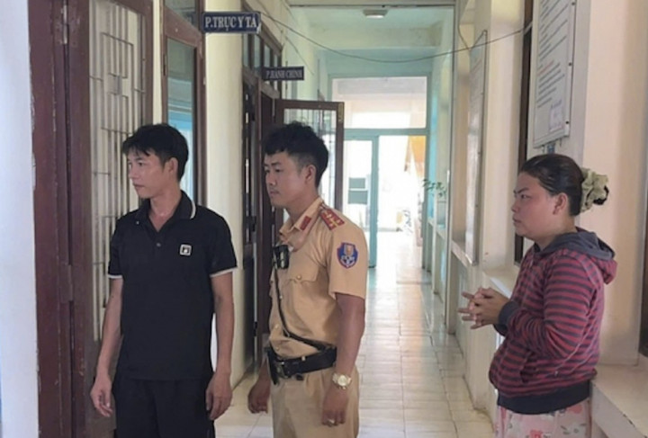 Cán bộ thuộc Trạm CSGT Phú Lộc (Phòng CSGT Công an TP Huế) cùng gia đình đứng ngoài phòng cấp cứu chờ tin sức khoẻ của cháu bé.