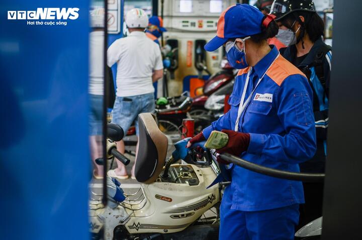 Giá xăng trong nước có thể tăng mạnh theo giá dầu thế giới. (Ảnh minh họa: Minh Đức)