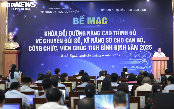 Quang cảnh lễ bế mạc Khóa Bồi dưỡng nâng cao trình độ về chuyển đổi số, kỹ năng số cho CBCCVC năm 2025.