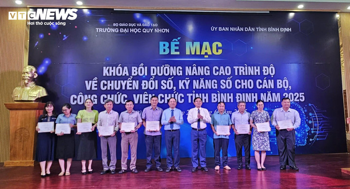 Lãnh đạo tỉnh Bình Định trao giấy chứng nhận hoàn thành khóa học cho các học viên.