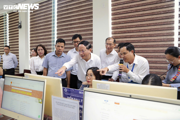 Ông Phạm Anh Tuấn, Chủ tịch UBND tỉnh Bình Định (người chỉ tay bên trái) luôn là người chỉ đạo xuyên suốt và có tính định hướng cao nhất trong công tác chuyển đổi số.