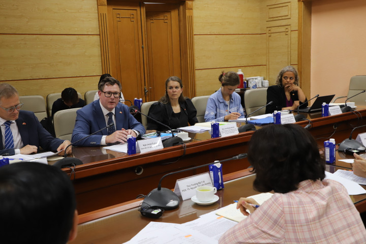 Giám đốc Cơ quan Y tế Đan Mạch, Tiến sĩ Jonas Egebart tại buổi làm việc.