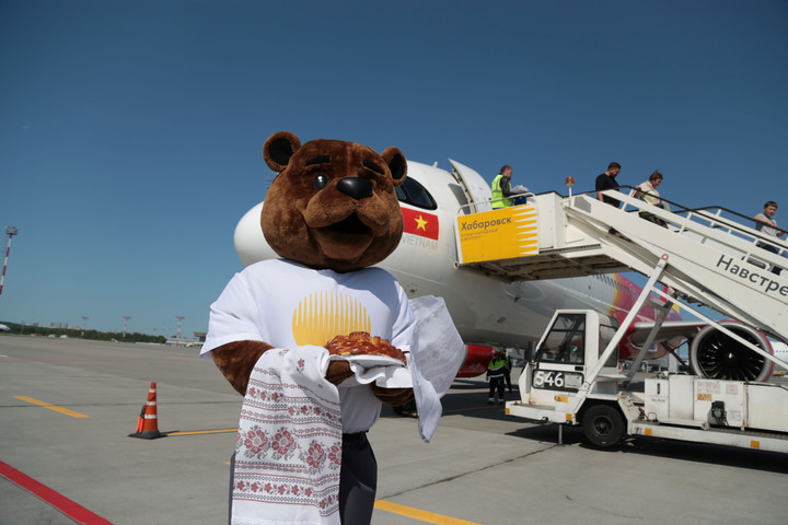 Tàu bay Vietjet được chào mừng tại sân bay Khabarovsk.