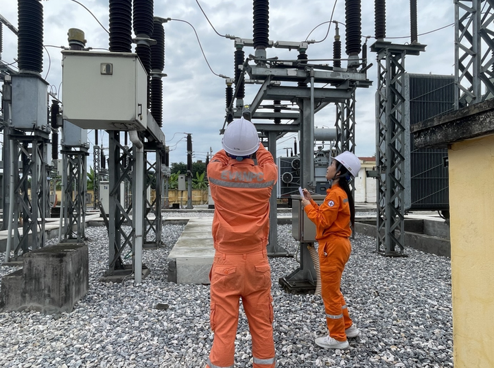 Công nhân thường xuyên kiểm tra tiếp xúc mối nối bằng camera hình ảnh nhiệt.