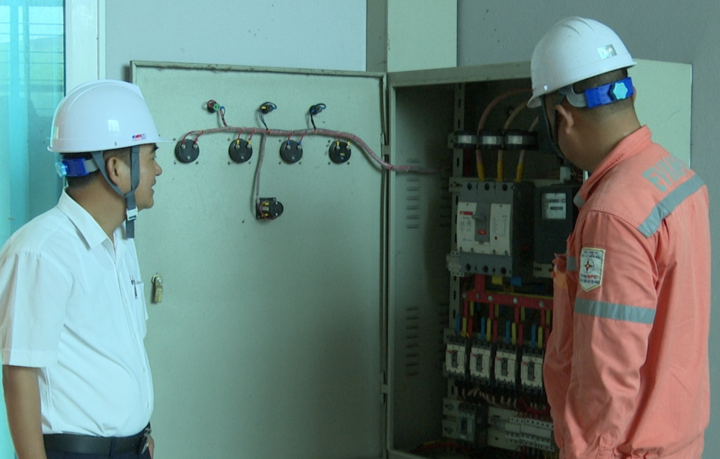 Kiểm tra hệ thống cấp điện tổng tại điểm thi trên địa bàn thành phố.