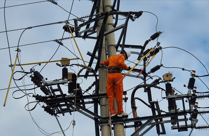PC Hà Nam kiểm tra, bảo dưỡng hệ thống lưới điện đảm bảo cung ứng điện phục vụ kỳ thi.