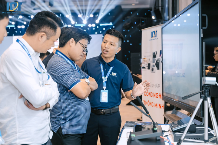 Ông Trần Đức Đỏ - Giám đốc Kỹ thuật - đang chia sẻ về giải pháp dịch vụ của IOT Corp.