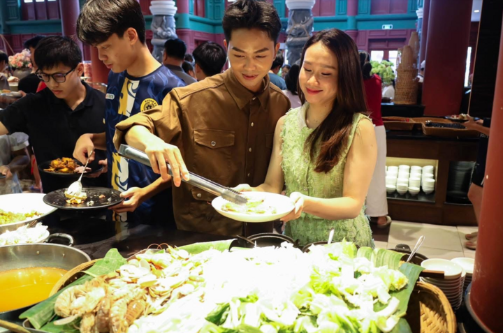 Buffet phục vụ du khách tới 80 món ăn đa dạng.