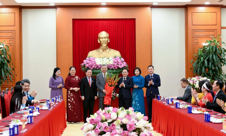 Đại diện đoàn đại biểu tặng hoa Tổng Bí thư Tô Lâm.