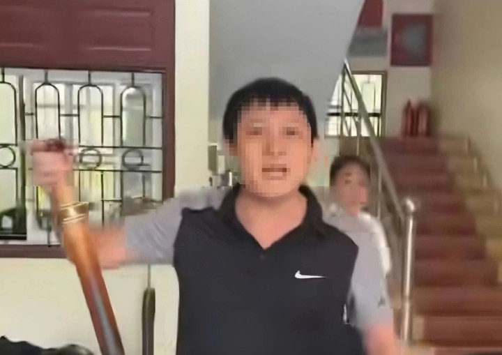 Ông H. có lời lẽ không chuẩn mực với công dân (Ảnh cắt từ clip).