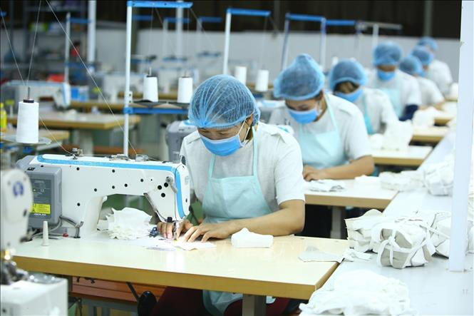 Nhiều trường hợp nghỉ làm vẫn được hưởng nguyên lương. (Ảnh minh họa: TTXVN)
