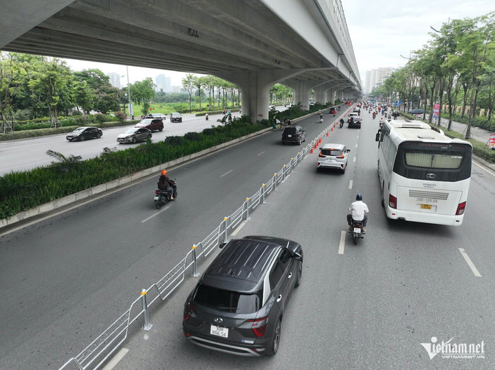 Đường Phạm Văn Đồng tách làn riêng cho xe máy. (Ảnh: N. Huyền)