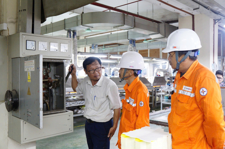 PC Thanh Hóa chủ động làm việc với các khách hàng lớn, nhất là các doanh nghiệp sản xuất công nghiệp có mức tiêu thụ điện cao để xây dựng kế hoạch điều chỉnh phụ tải theo khung giờ.