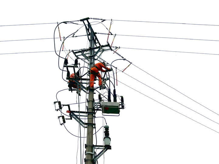 Công nhân Điện lực thành phố Sầm Sơn (PC Thanh Hóa) kiểm tra, xử lý khiếm khuyết trên hệ thống lưới điện để đảm bảo cấp điện an toàn, ổn định mùa nắng nóng 2025.