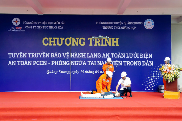 Trong 5/2025, PC Thanh Hóa tổ chức tuyên truyền bảo vệ hành lang an toàn lưới điện, an toàn PCCN, phòng ngừa tai nạn điện trong dân kết hợp tuyên tuyền sử dụng điện tiết kiệm đến giáo viên, học sinh trường THCS Quảng Hợp (Quảng Xương).