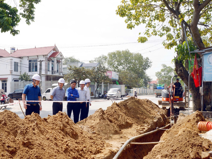 Lãnh đạo Công ty kiểm tra hiện trường tiến độ thi công dự án.